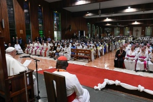 papież franciszek z duchowieństwem